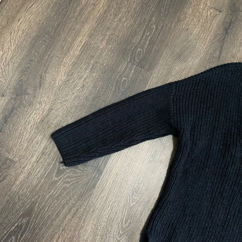 EXPRESS  Black V Neck Sweater/Size Small